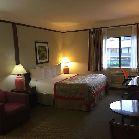Ramada by Wyndham Portland Airport Exterior foto