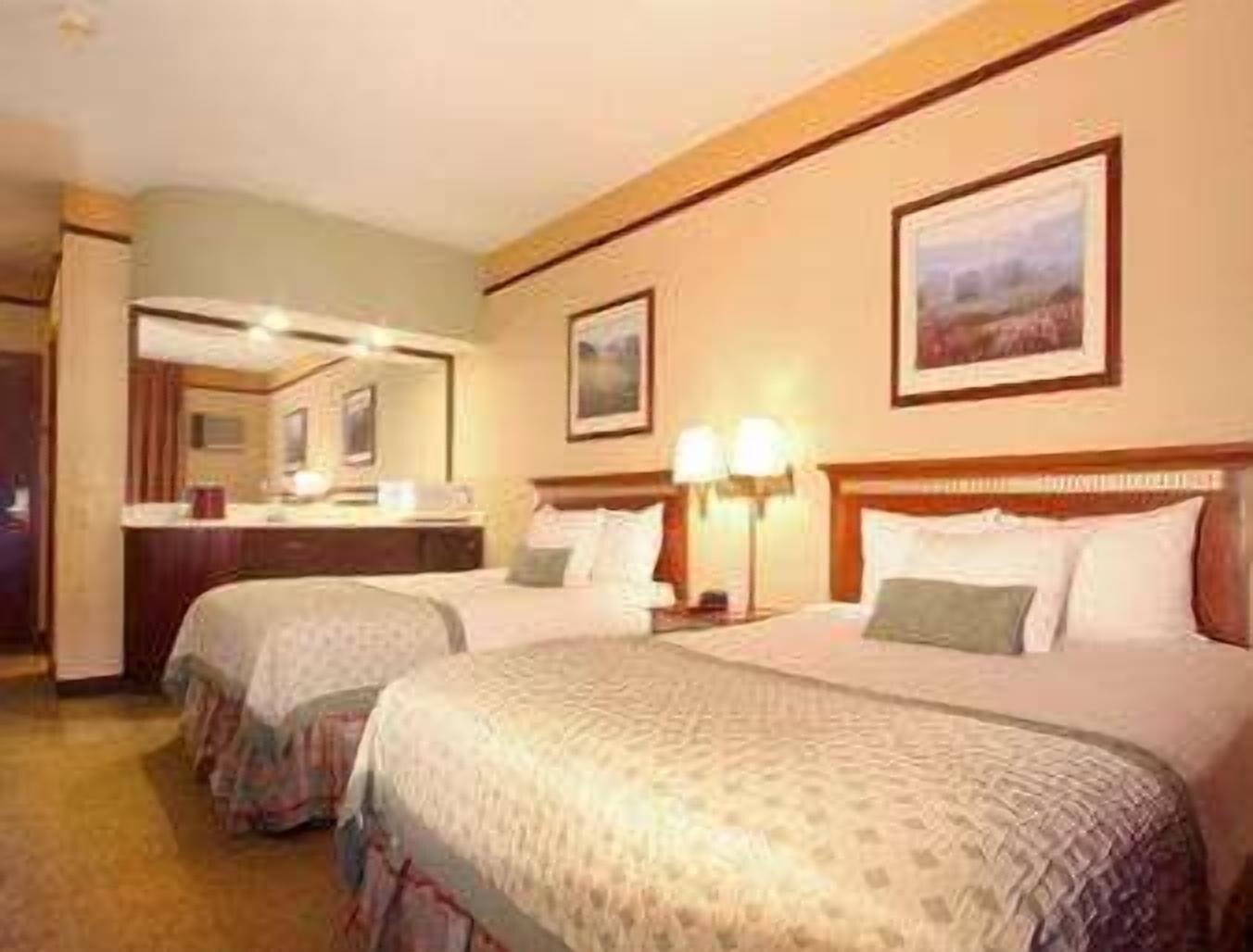 Ramada by Wyndham Portland Airport Exterior foto