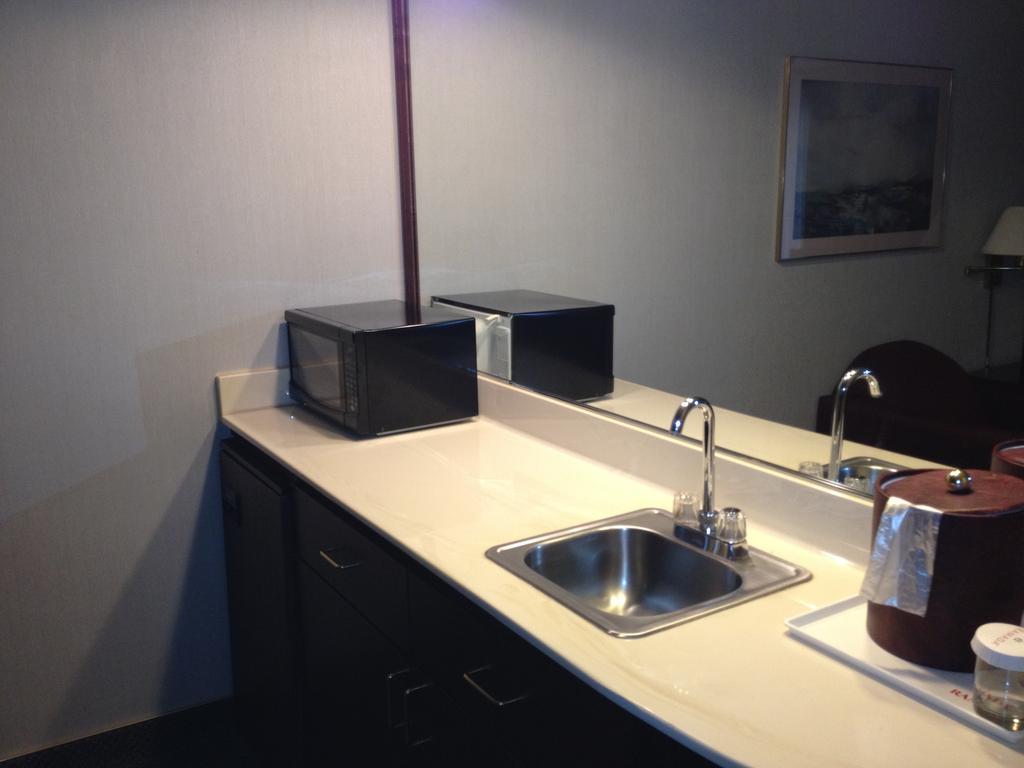 Ramada by Wyndham Portland Airport Exterior foto