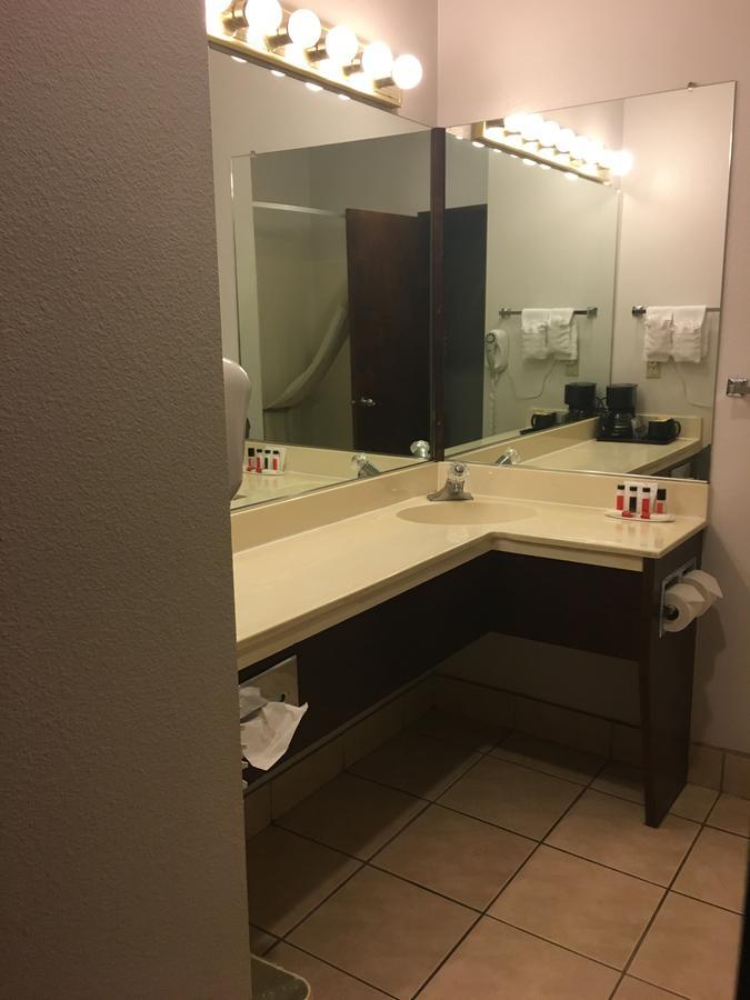 Ramada by Wyndham Portland Airport Exterior foto