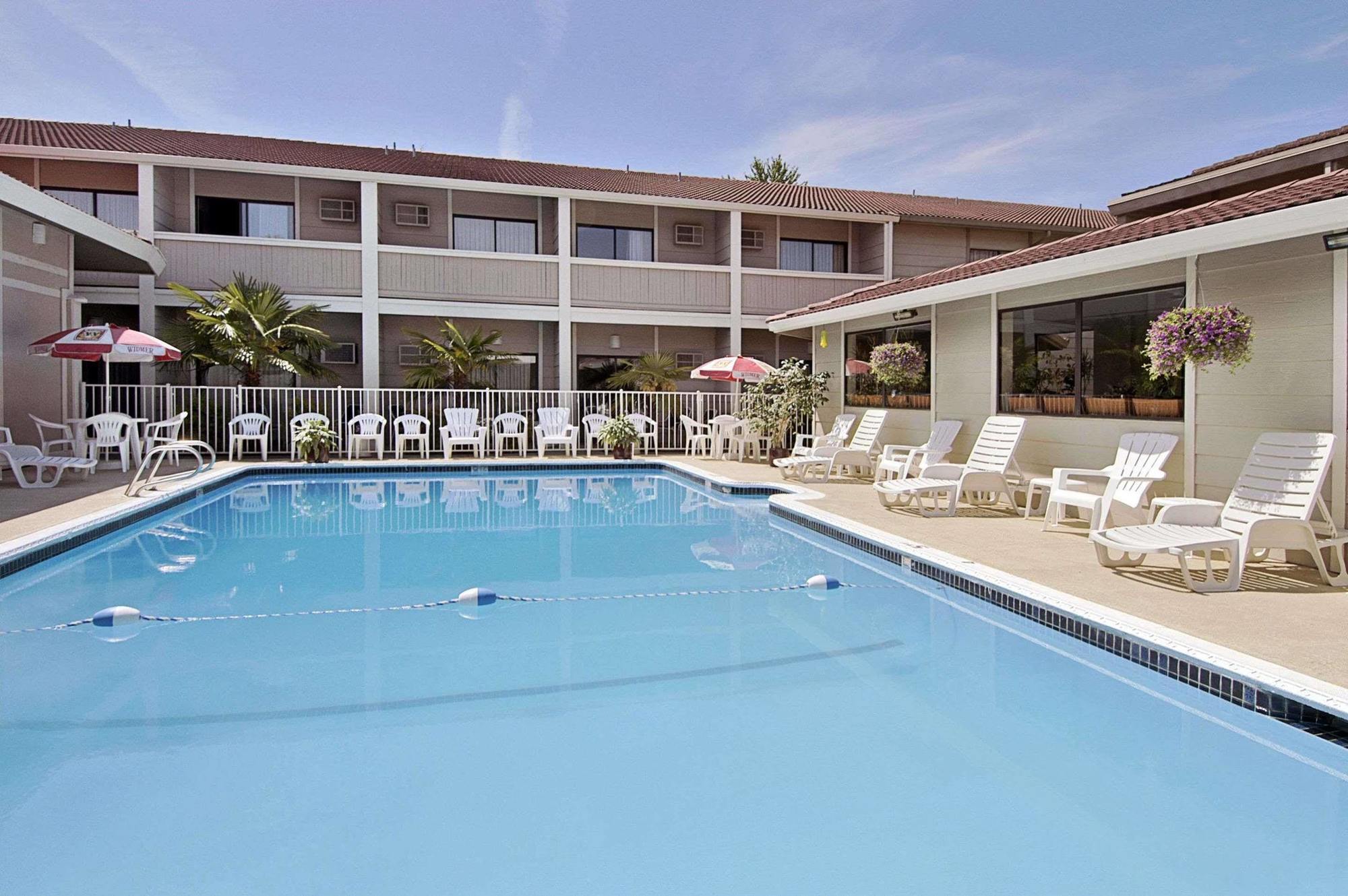 Ramada by Wyndham Portland Airport Exterior foto