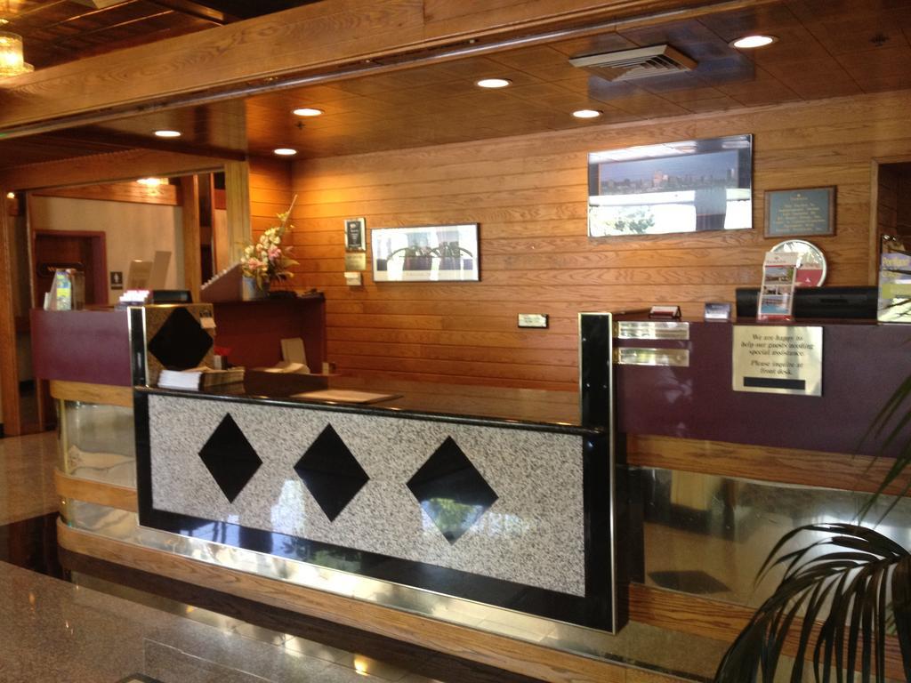 Ramada by Wyndham Portland Airport Exterior foto